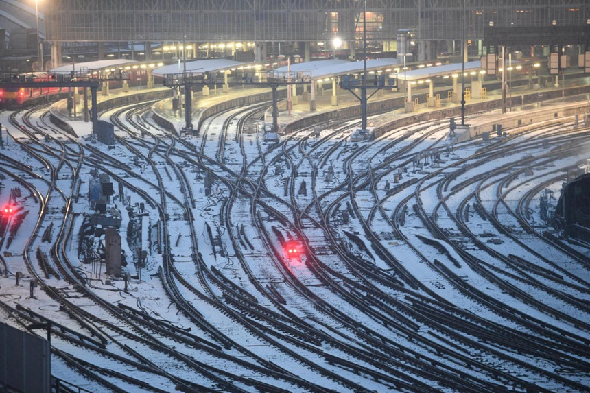 Hậu bão tuyết, nước Anh khan hiếm lương thực và nước uống